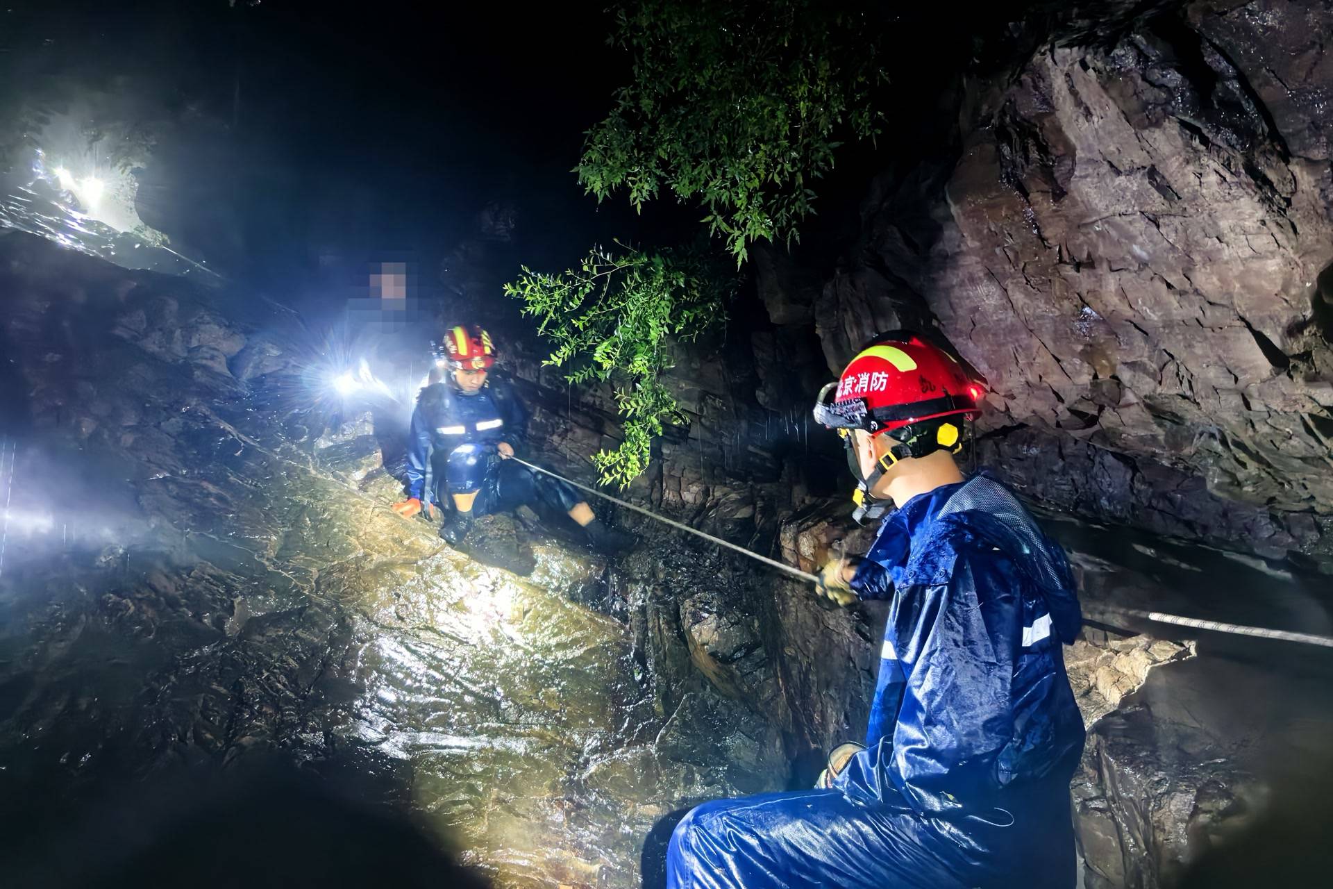 無視暴雨藍色預警，一男一女密云雨中登山被困