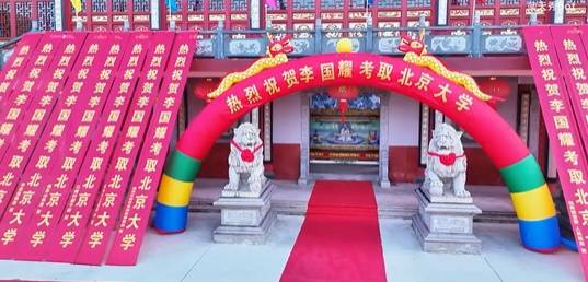 當?shù)鼗貞忌既”贝笤谧陟艮k儀式：村里都這樣慶賀，酒席主要由孩子爸爸操辦