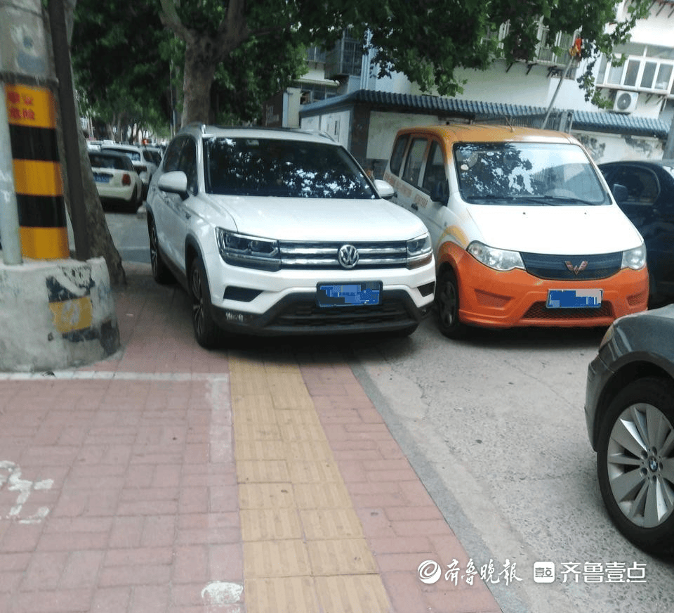 濟南槐蔭區(qū)建邦大廈門口車輛亂停占道，交警：已安裝交通隔離設(shè)施