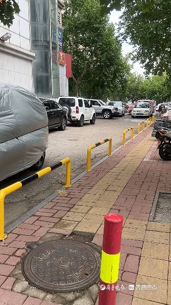濟南槐蔭區(qū)建邦大廈門口車輛亂停占道，交警：已安裝交通隔離設(shè)施