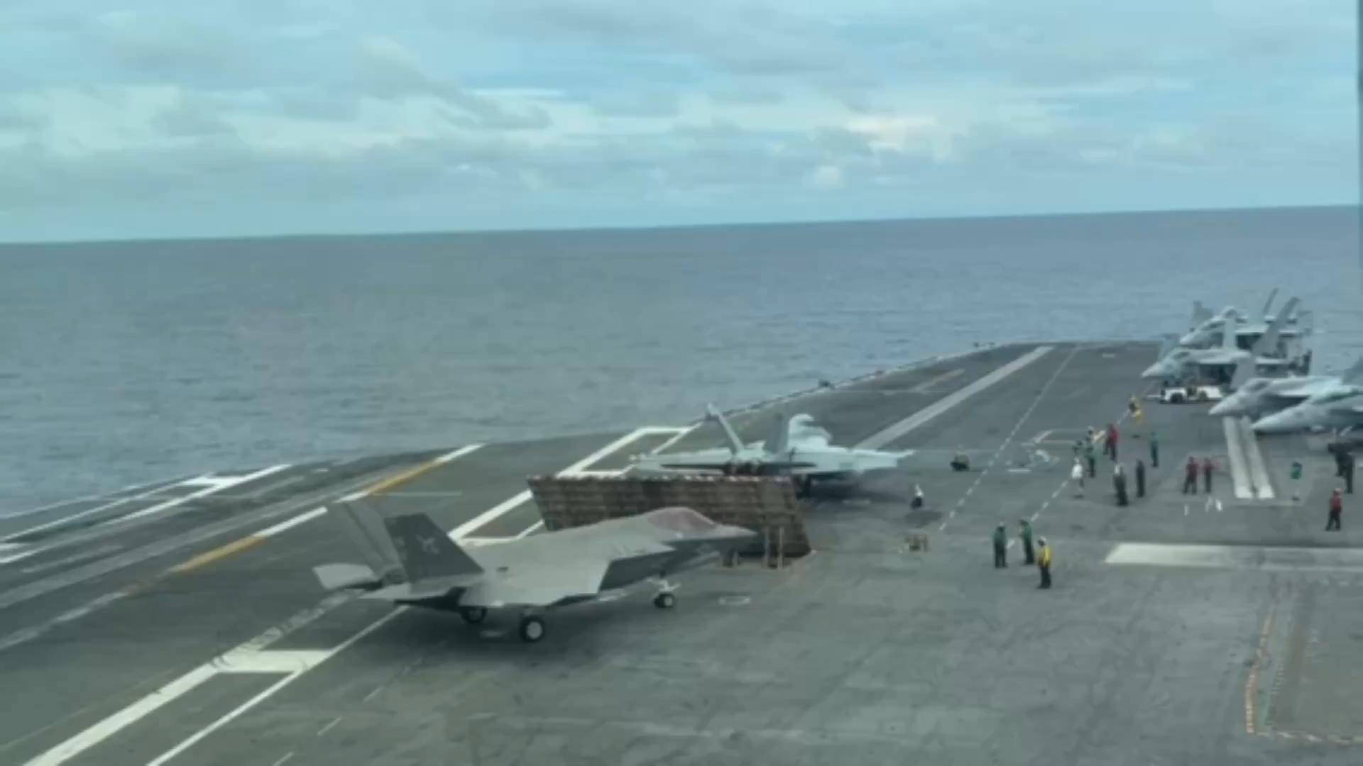 外軍深夜來犯，央視披露細(xì)節(jié)，殲15掛實(shí)彈升空驅(qū)離，現(xiàn)場(chǎng)驚心動(dòng)魄