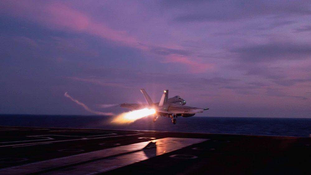 外軍深夜來犯，央視披露細(xì)節(jié)，殲15掛實(shí)彈升空驅(qū)離，現(xiàn)場(chǎng)驚心動(dòng)魄