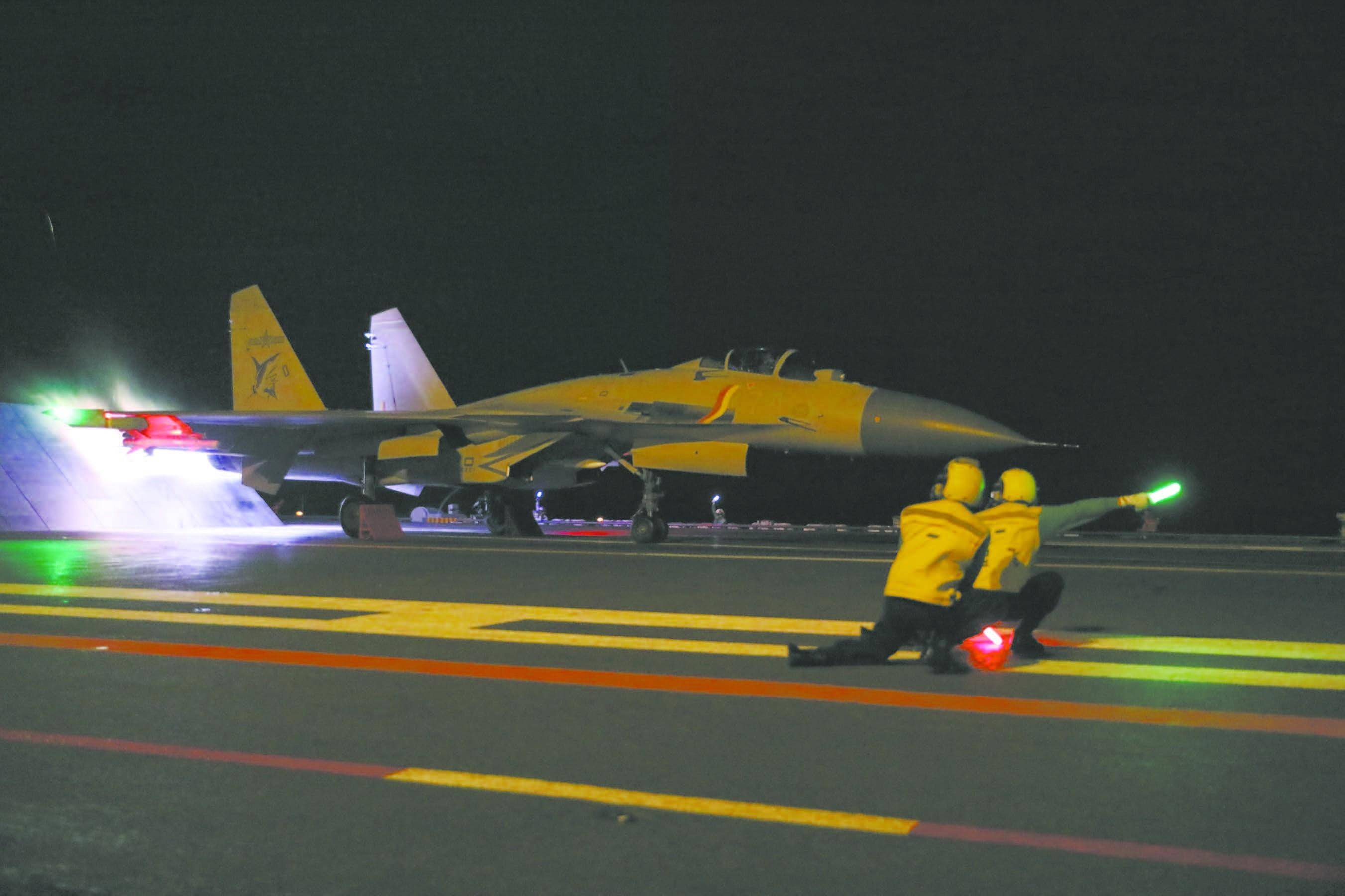 外軍深夜來犯，央視披露細(xì)節(jié)，殲15掛實(shí)彈升空驅(qū)離，現(xiàn)場(chǎng)驚心動(dòng)魄