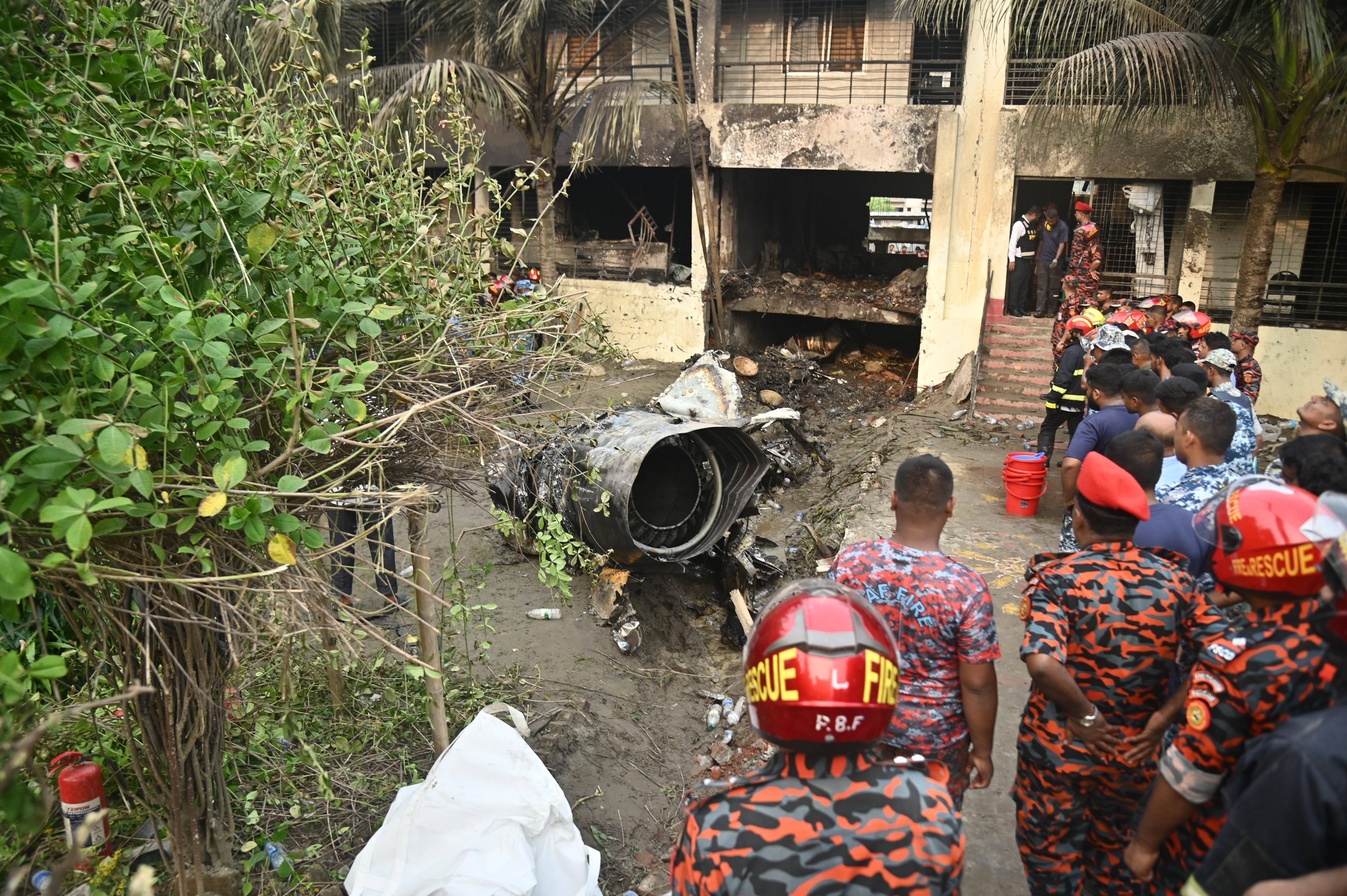 鏡頭直擊|孟加拉國(guó)空軍一教練機(jī)墜毀致百余人死傷