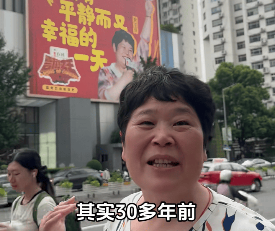 “絕經(jīng)和出道同時(shí)來(lái)？”上海街頭驚現(xiàn)她的巨幅海報(bào)！網(wǎng)友：笑著笑著就哭了