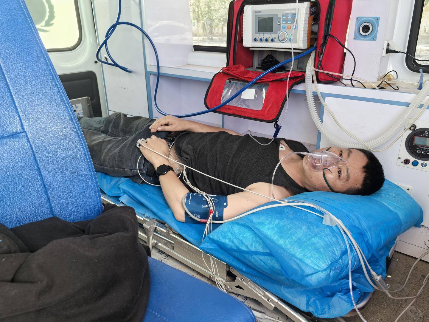 青海一男子被罕見(jiàn)劇毒阿拉善蝮蛇咬傷，因無(wú)血清一度想放棄治療 警車(chē)開(kāi)道轉(zhuǎn)運(yùn)700公里救命