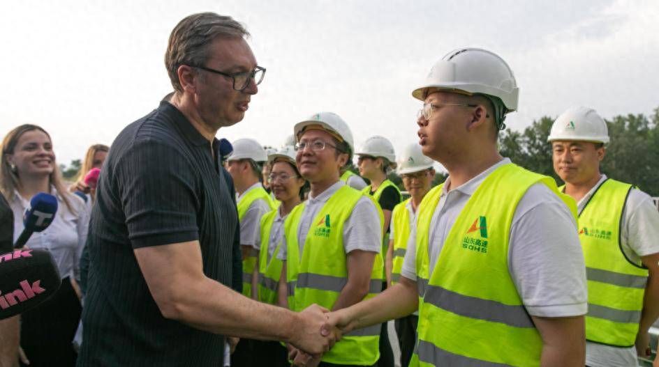 塞爾維亞總統(tǒng)武契奇視察山東高速集團承建的多瑙走廊快速路項目
