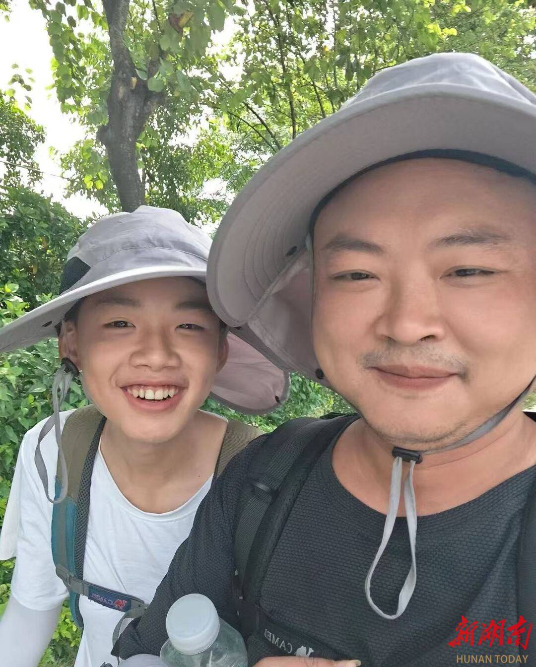 他陪13歲兒子從深圳徒步回湖南：腳都走“廢”，兒子開(kāi)心就好