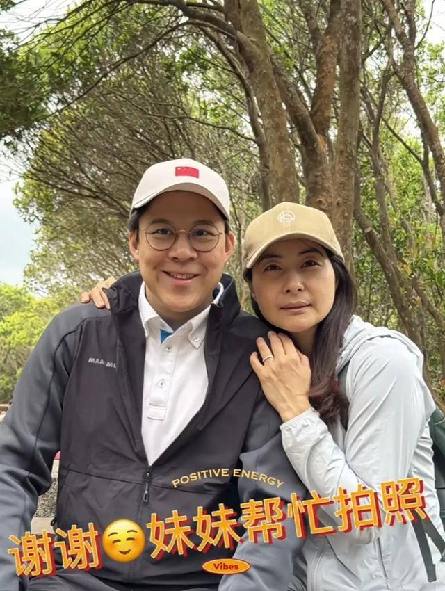霍啟剛專程飛新加坡，見證郭晶晶入選國際游泳名人堂，二人結(jié)婚13年，育有一子兩女