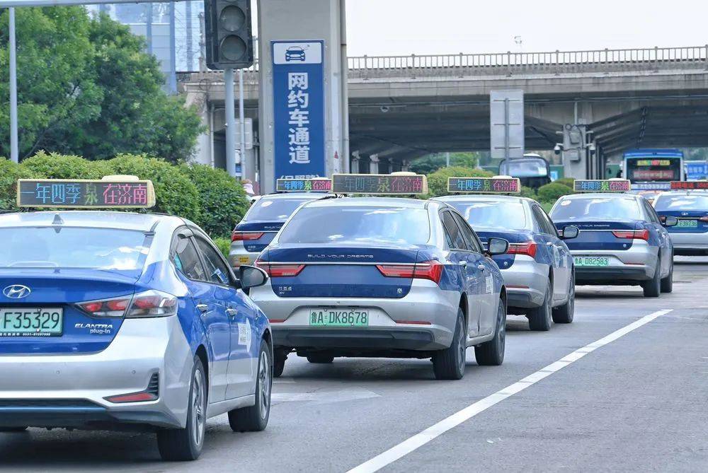 濟南8000余臺出租車同亮頂燈，為TA“打call”