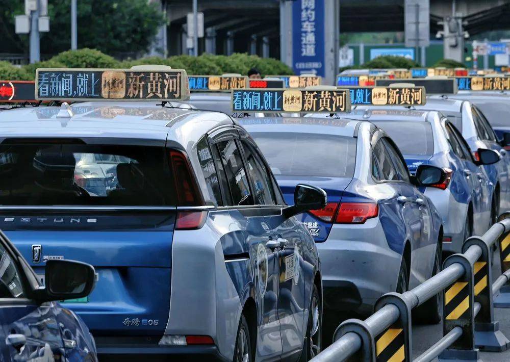 濟南8000余臺出租車同亮頂燈，為TA“打call”