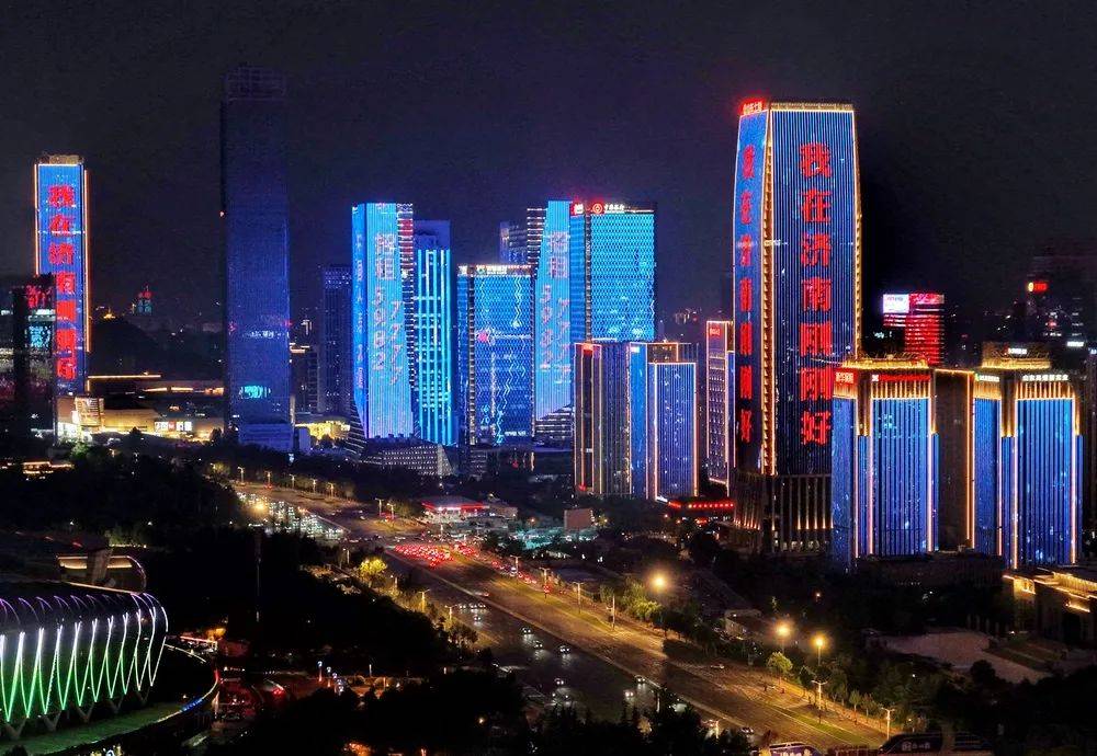 濟南8000余臺出租車同亮頂燈，為TA“打call”