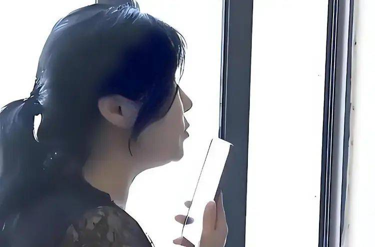 湖南55歲巨嬰女子因太漂亮，沒上過一天班，顏值曝光后網(wǎng)友唏噓