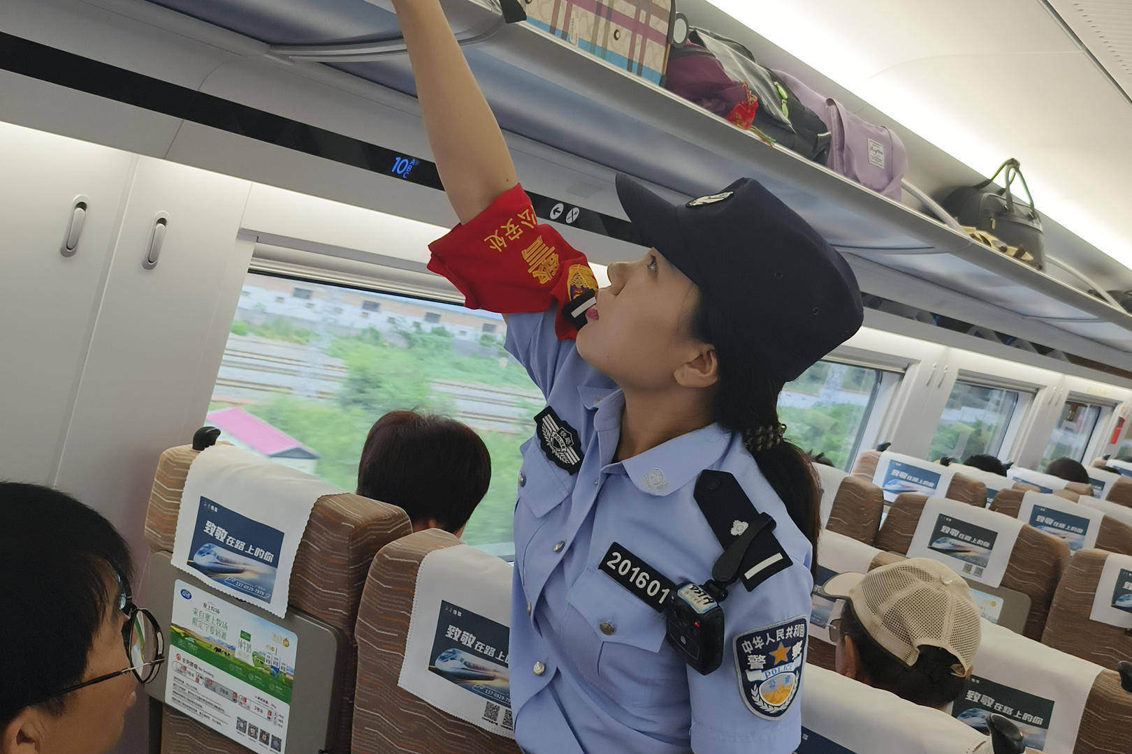 當(dāng)事女乘客回應(yīng)“穿吊帶乘高鐵收到提示卡片”：沒(méi)冒犯，未評(píng)判穿著，安全感滿滿