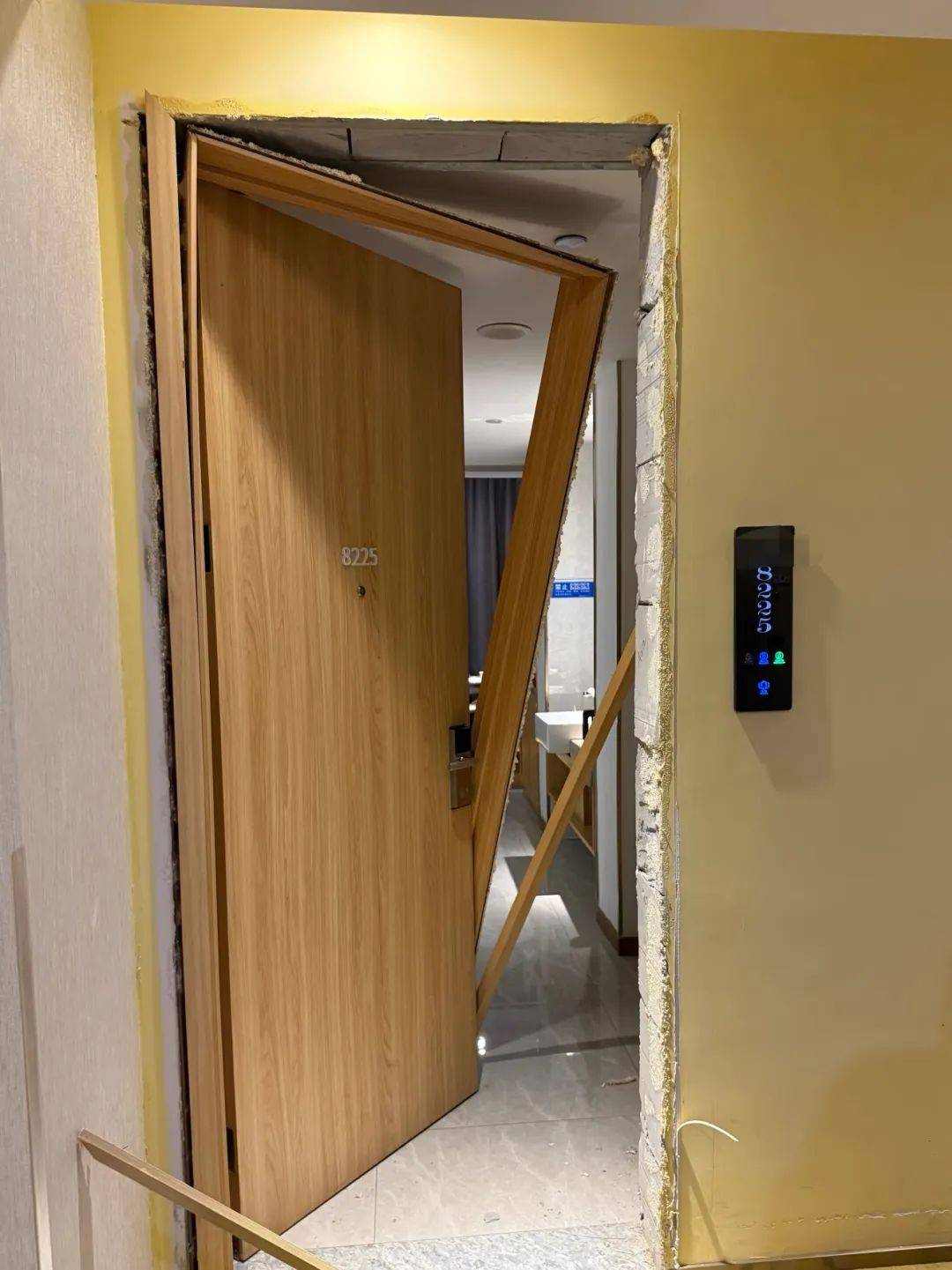 男子在杭州一酒店洗澡時被陌生人暴力闖入，房間大門被踢爛，踹門男子懷疑前女友正在酒店與他人開房