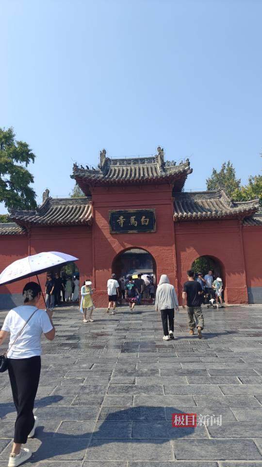 印樂方丈管理下的白馬寺：僧人頂著高溫種地，義工稱寺里秉承農(nóng)禪并重