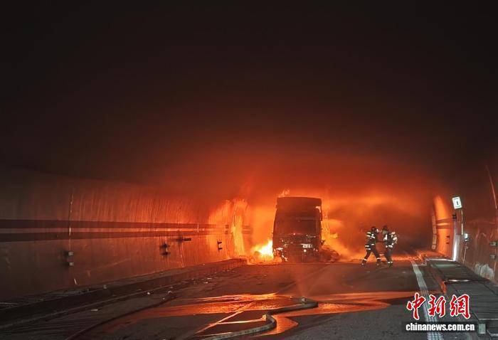 二廣高速山西太長(zhǎng)段：物流車隧道內(nèi)起火 230人被緊急疏散