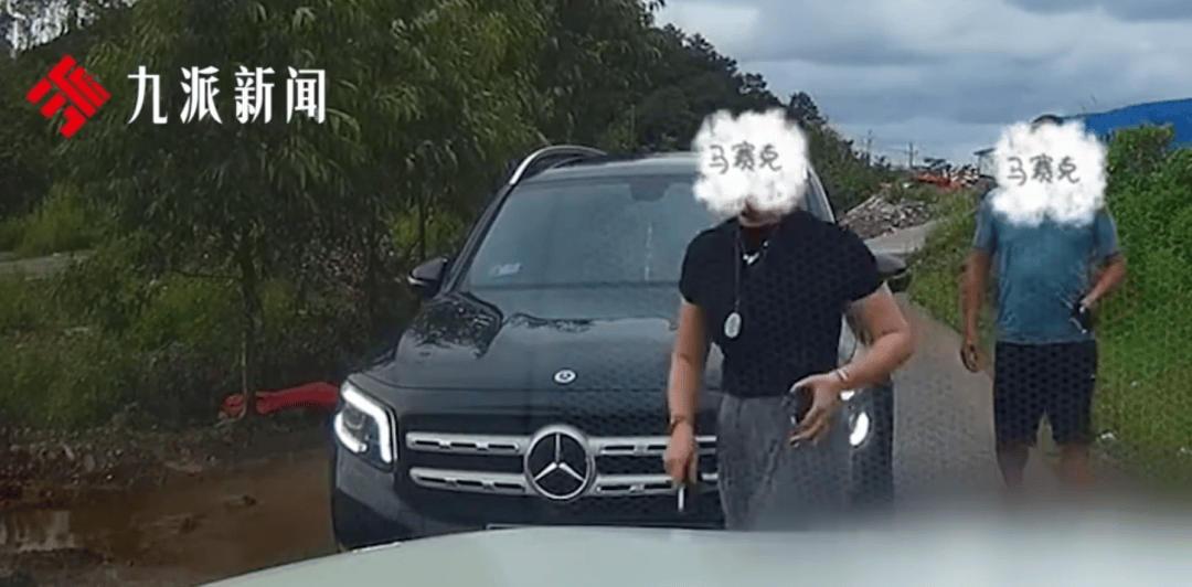 遭“亮證逼迫讓路”當事人再發(fā)聲：事后被要求刪視頻，向女司機道歉；道歉視頻已不可見