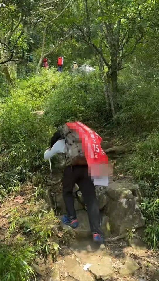 湖南一男子背40公斤蜜雪冰城上武功山售賣，當(dāng)事人：背了四十杯左右，每杯15元