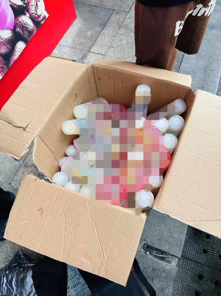 湖南一男子背40公斤蜜雪冰城上武功山售賣，當(dāng)事人：背了四十杯左右，每杯15元