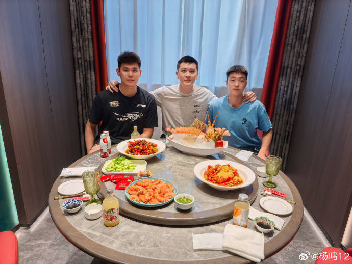 楊鳴請(qǐng)遼籃禁賽隊(duì)員吃飯：犯錯(cuò)就要承擔(dān)后果并積極面對(duì)
