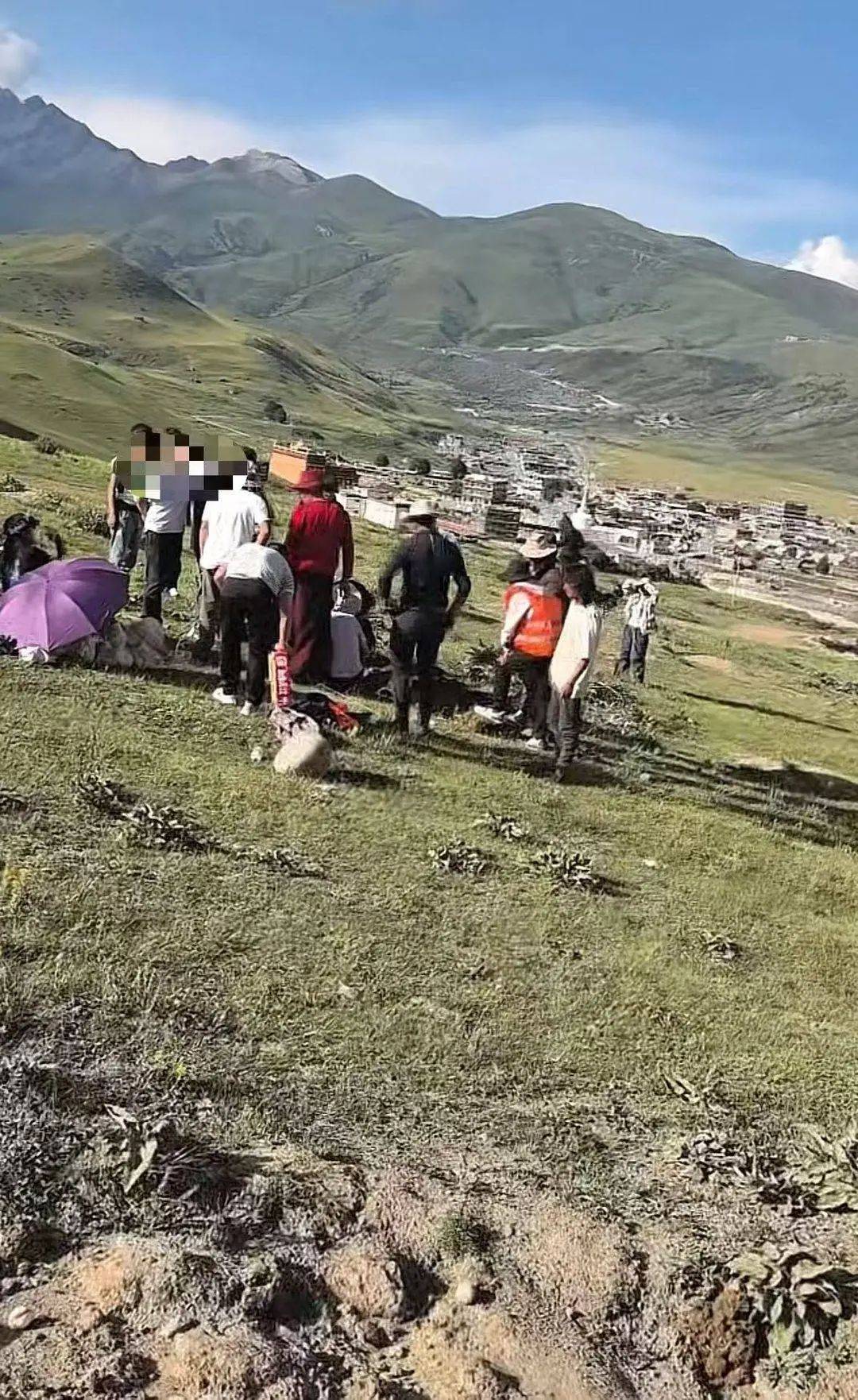 游客車鑰匙被土撥鼠“叼走”，川西當(dāng)?shù)厝送诙磶兔φ一?></p>
<p>4日上午，記者通過理塘縣政府公開的聯(lián)系方式，與下則通村電話取得聯(lián)系，該村一名男性工作人員告訴記者，“是的，有這么一件事，現(xiàn)在已經(jīng)找到了，鑰匙是昨天找到的。”這位工作人員說，當(dāng)?shù)赝翐苁蟠_實較常見，村民們在昨天已經(jīng)從土撥鼠挖的土里，一起幫忙尋回了鑰匙。</p>
<p>來源：封面新聞</p>
<p>編輯：一丹</p>
<p>版權(quán)歸原作者所有 如有侵權(quán)請及時聯(lián)系</p>
                			    
			</div>
			<div   id=