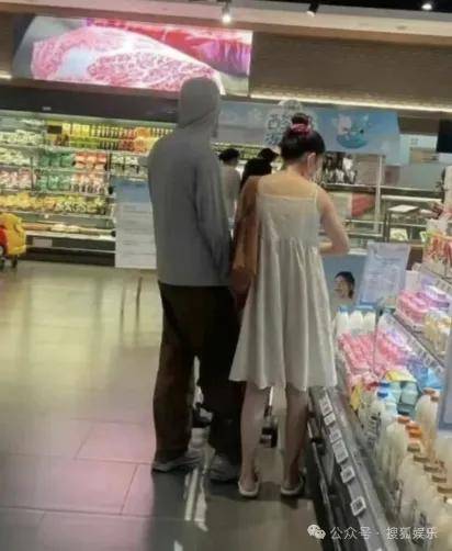 離婚三年又被拍到親密逛超市，他倆這是純帶娃還是真復(fù)合了？