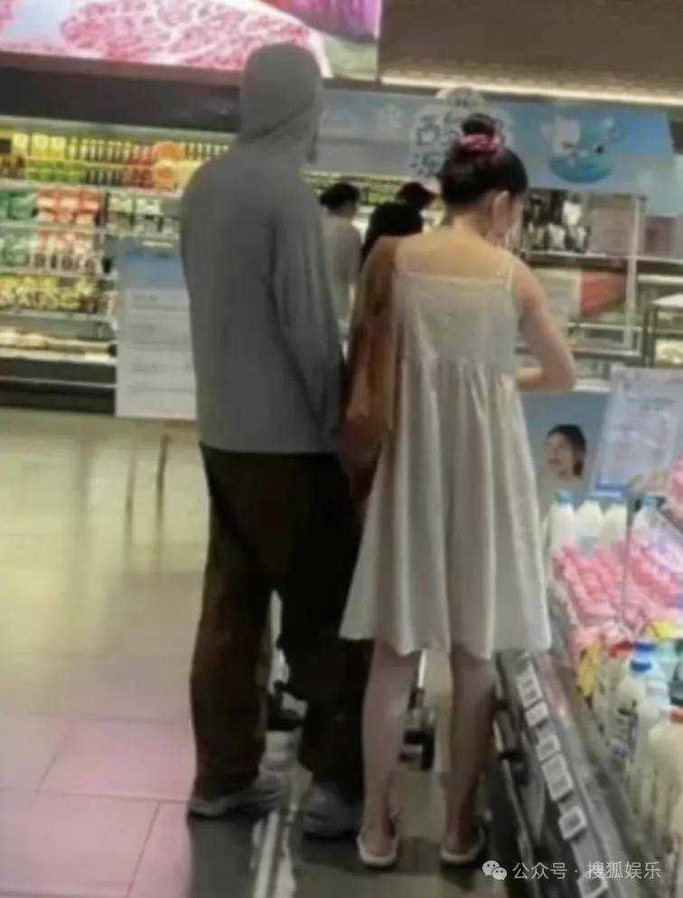 離婚三年又被拍到親密逛超市，他倆這是純帶娃還是真復(fù)合了？