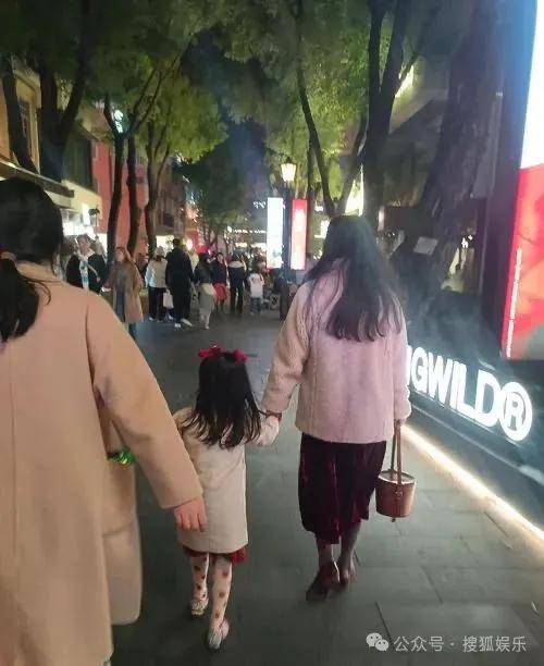 離婚三年又被拍到親密逛超市，他倆這是純帶娃還是真復(fù)合了？