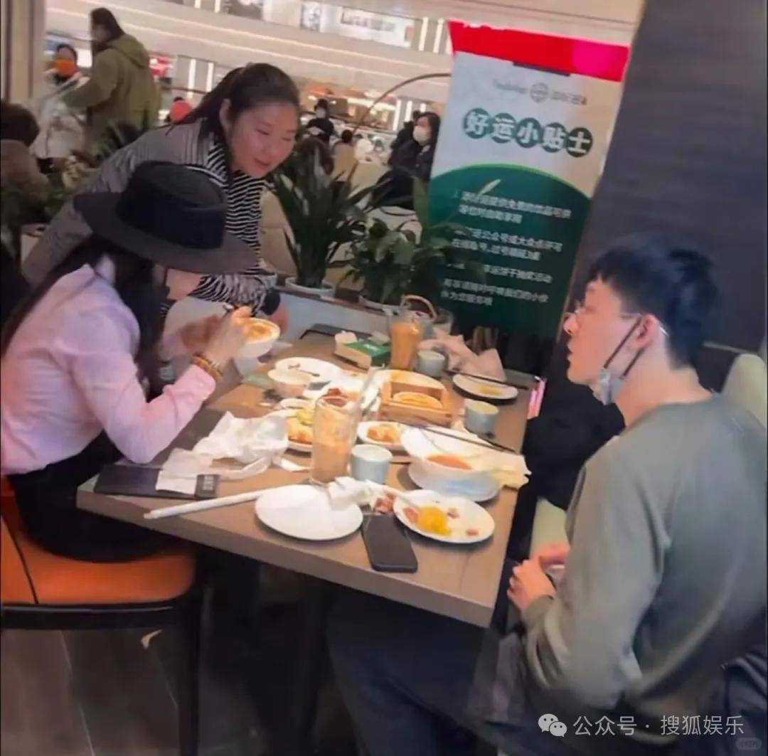 離婚三年又被拍到親密逛超市，他倆這是純帶娃還是真復(fù)合了？