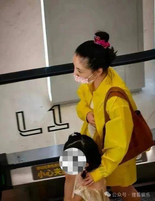 離婚三年又被拍到親密逛超市，他倆這是純帶娃還是真復(fù)合了？