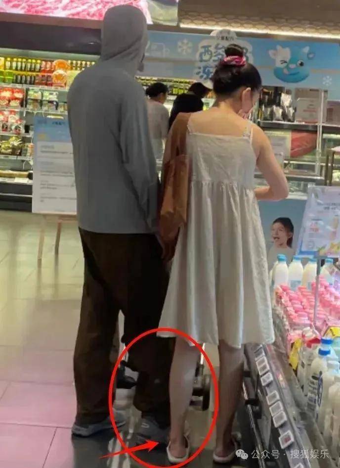 離婚三年又被拍到親密逛超市，他倆這是純帶娃還是真復(fù)合了？