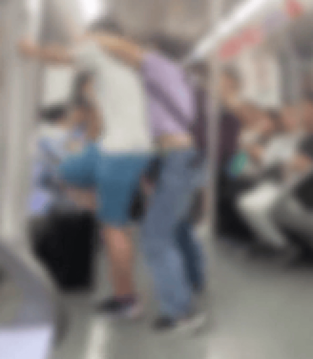 上海一男孩和媽媽坐地鐵情緒激動，用力踹門高喊開門：不就幾千萬嗎
