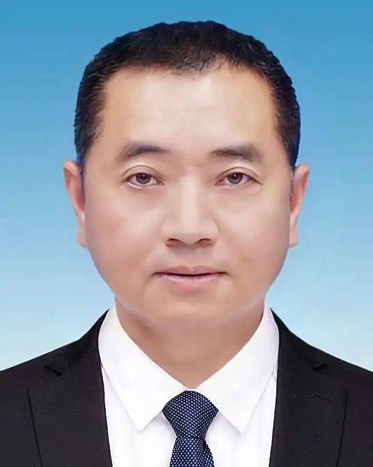 作為“一把手”，他經(jīng)常在上班時間外出打牌