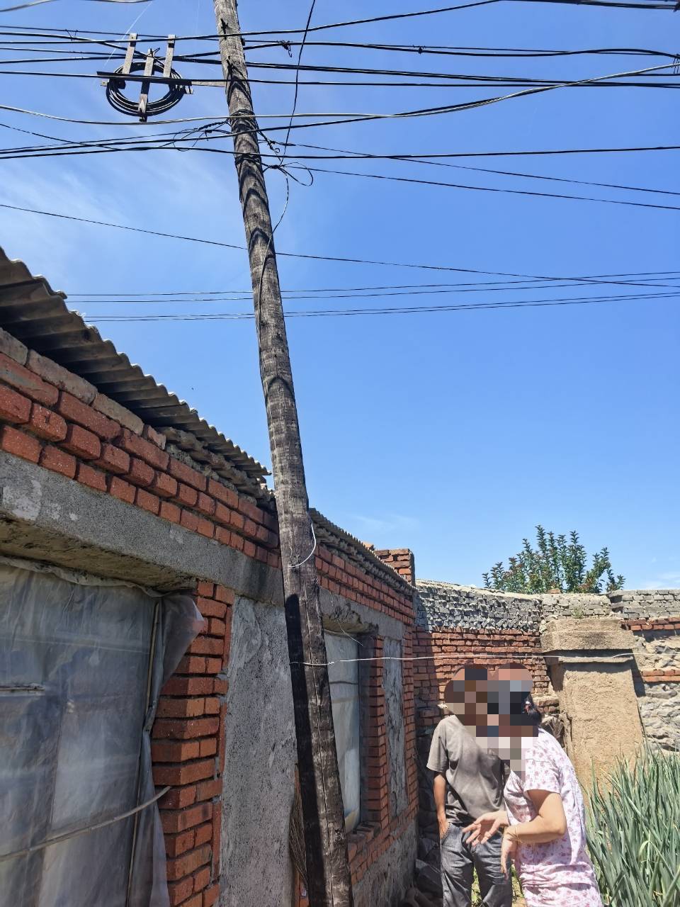 遼寧錦州一電信電線桿設(shè)在居民院子里拒絕移走？電信公司：已與當(dāng)事人協(xié)商一致