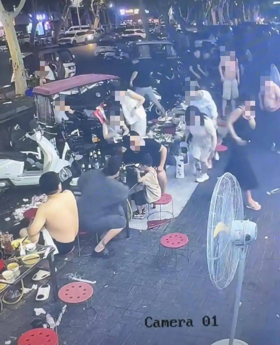 多人燒烤店外用餐遭樓上住戶潑灑不明液體，警方介入