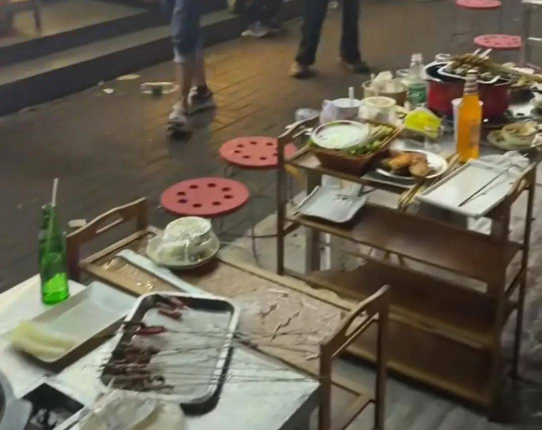 多人燒烤店外用餐遭樓上住戶潑灑不明液體，警方介入