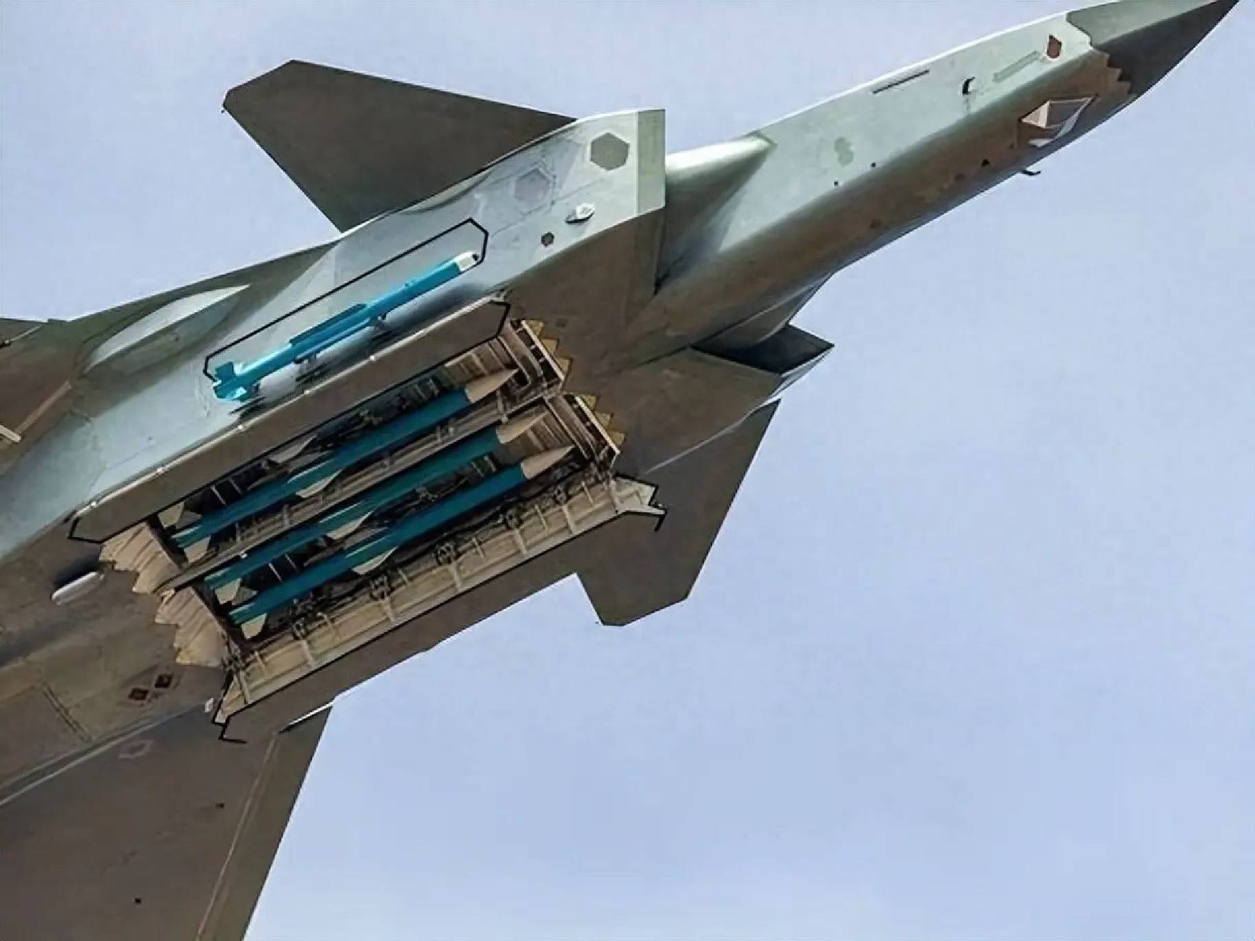 300公里極限打擊！解放軍霹靂-16震撼亮相，殲-20戰(zhàn)機(jī)火力大幅增強(qiáng)