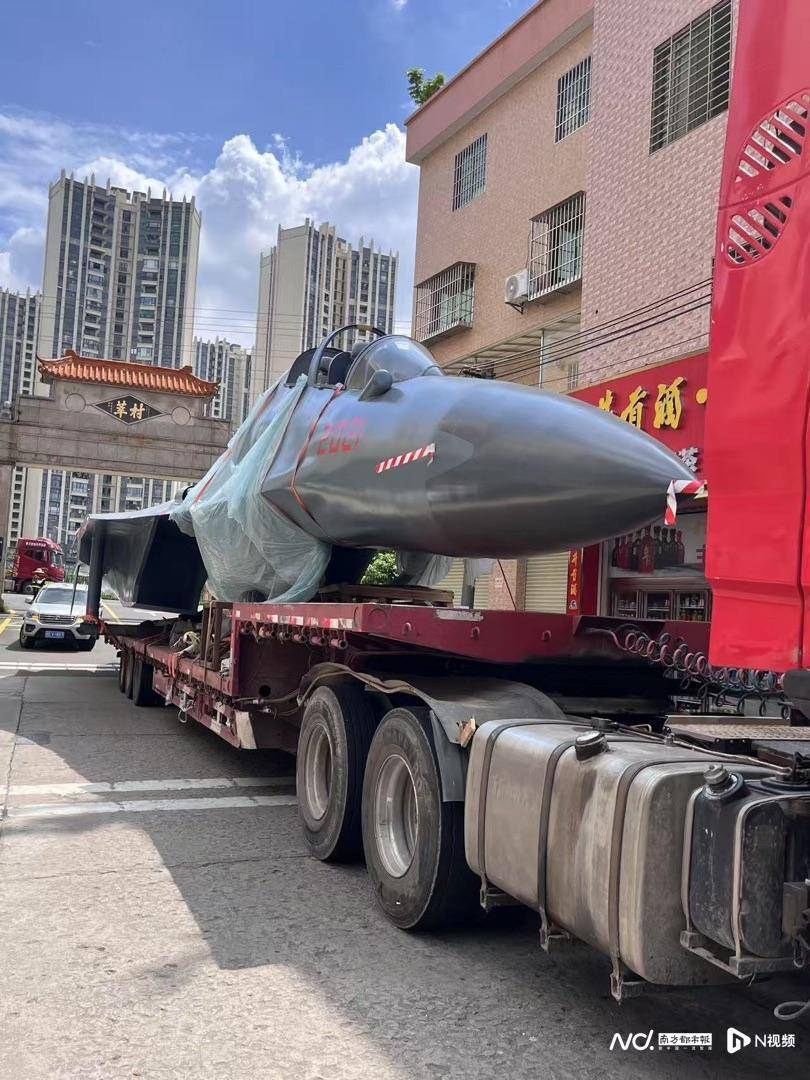 貨車?yán)鴳?zhàn)斗機(jī)進(jìn)村？順德北滘：殲-16模型機(jī)，國(guó)防教育用