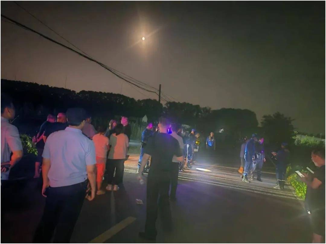 七旬老人在玉米地走失，四枚信號彈照亮歸途