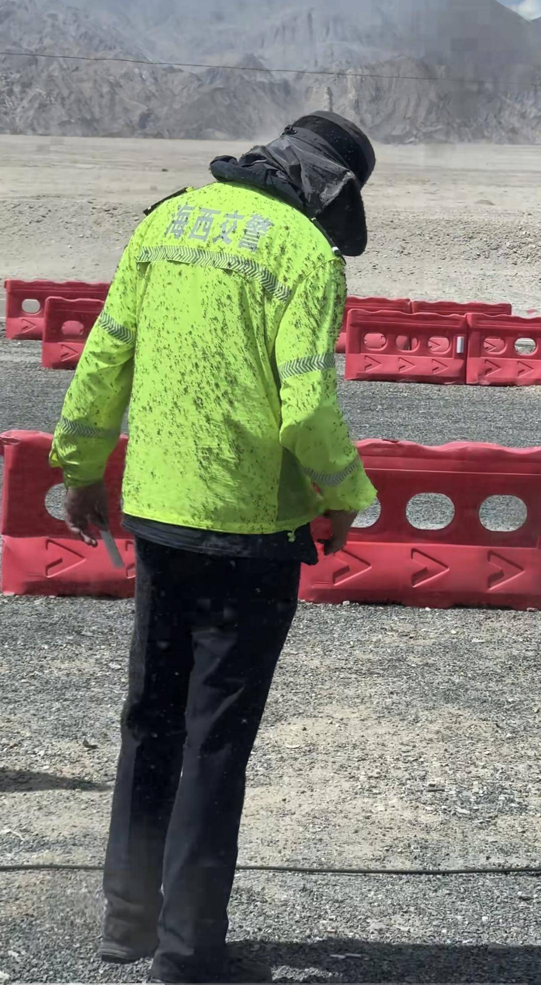 交警身上叮滿蚊子，拍攝者：我們車窗都不敢搖下來，他們真的很不容易