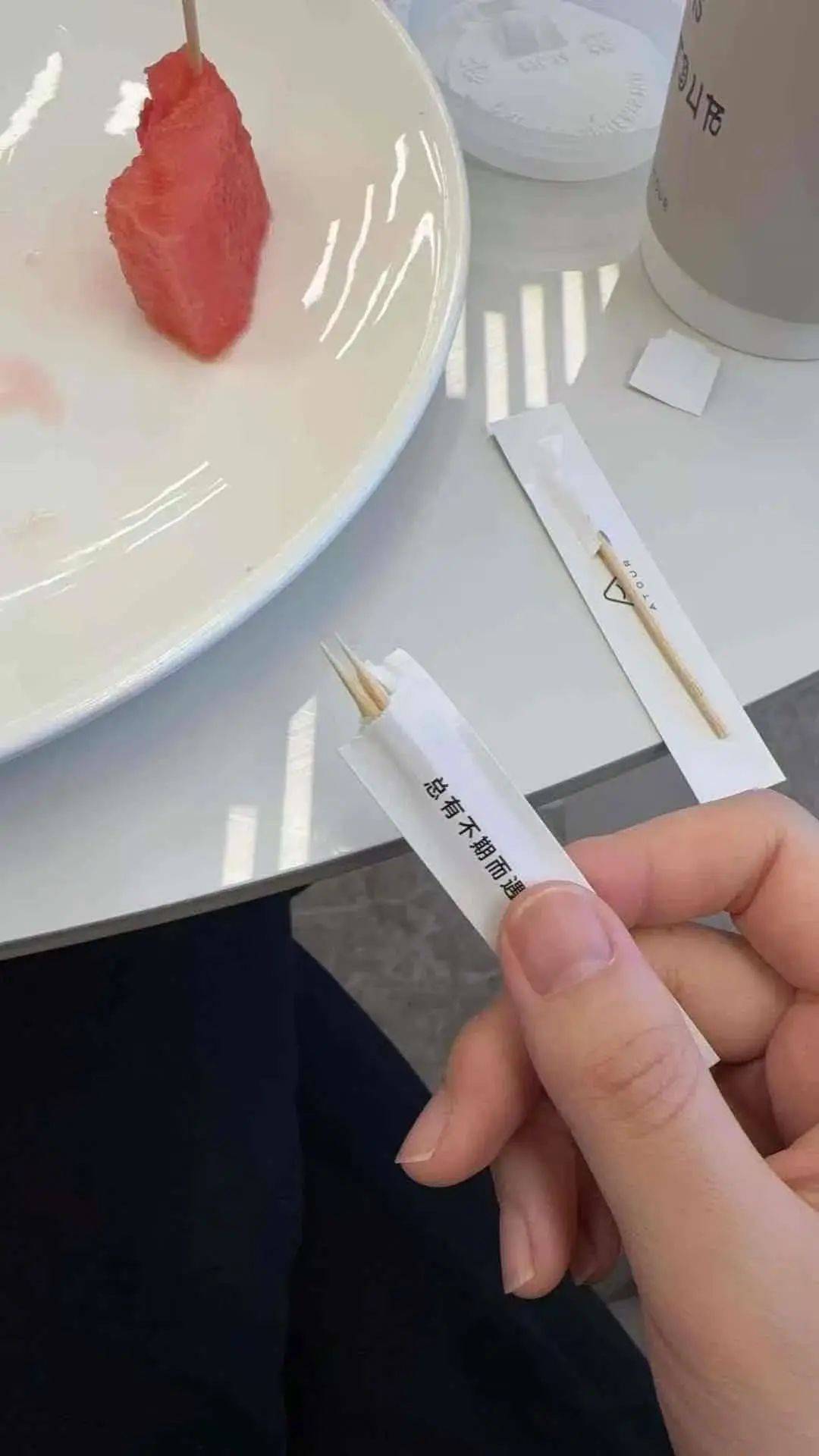 女子稱在知名連鎖酒店內用牙簽，入口后猛然發(fā)現(xiàn)可能是別人用過的，店方回應