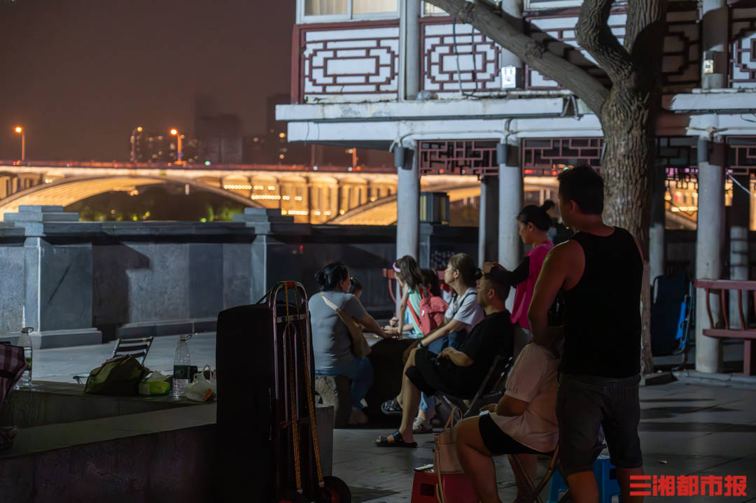 露天客廳，煙火長(zhǎng)卷：湘江“橋”下見(jiàn)長(zhǎng)沙真性情