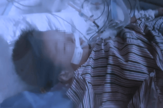 臥室門打不開，爸爸接了通電話，撬門后發(fā)現(xiàn)4歲半兒子從22樓墜落，蜷縮在一樓綠化帶……