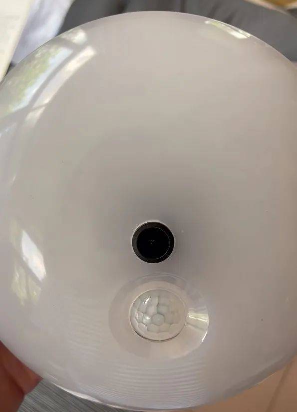 女租客在停電后發(fā)現(xiàn)偽裝成燈泡的隱蔽攝像頭，房東希望退租，并愿退還剩余三個月的租金，警方立案調(diào)查