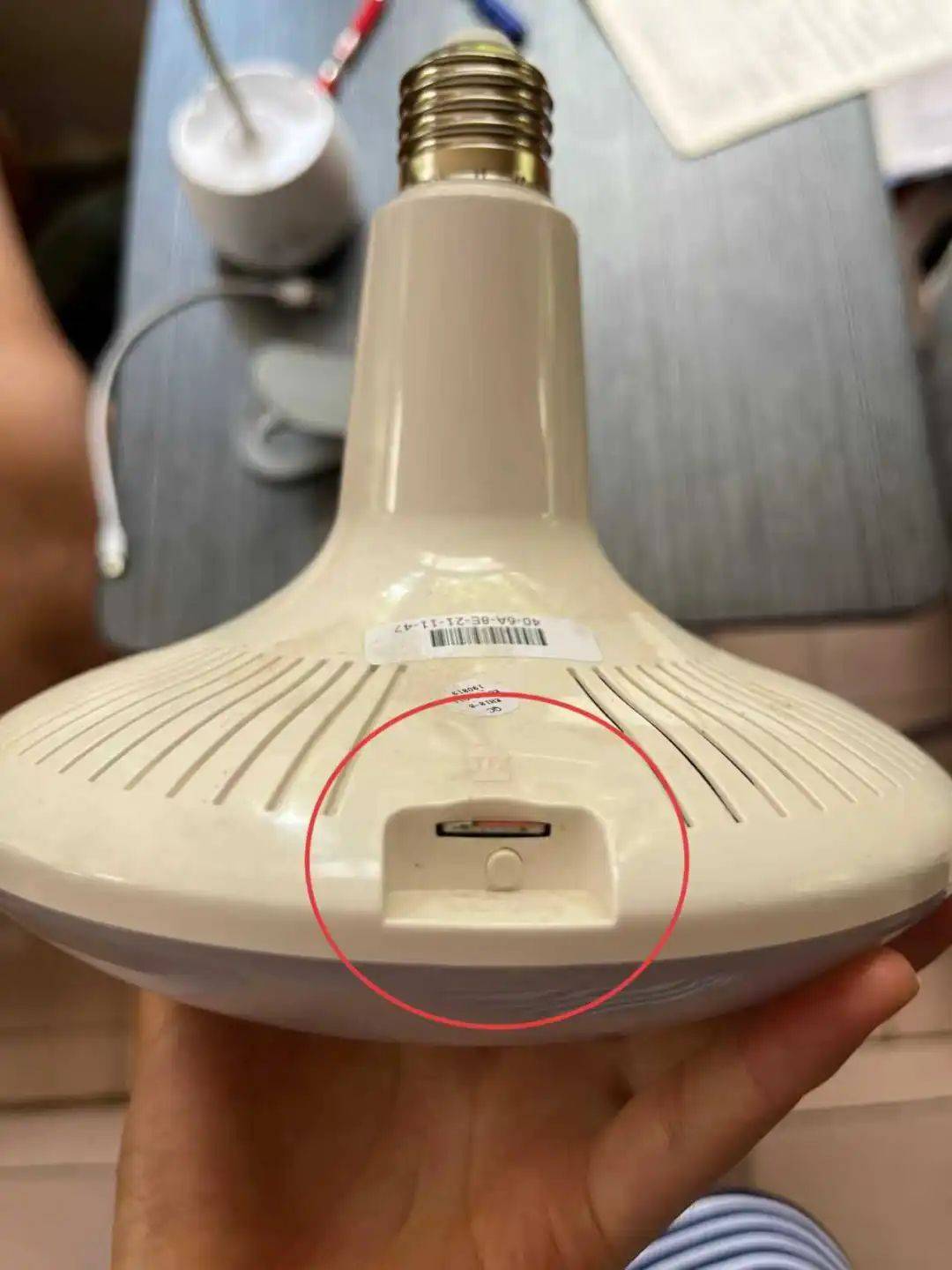 女租客在停電后發(fā)現(xiàn)偽裝成燈泡的隱蔽攝像頭，房東希望退租，并愿退還剩余三個月的租金，警方立案調(diào)查