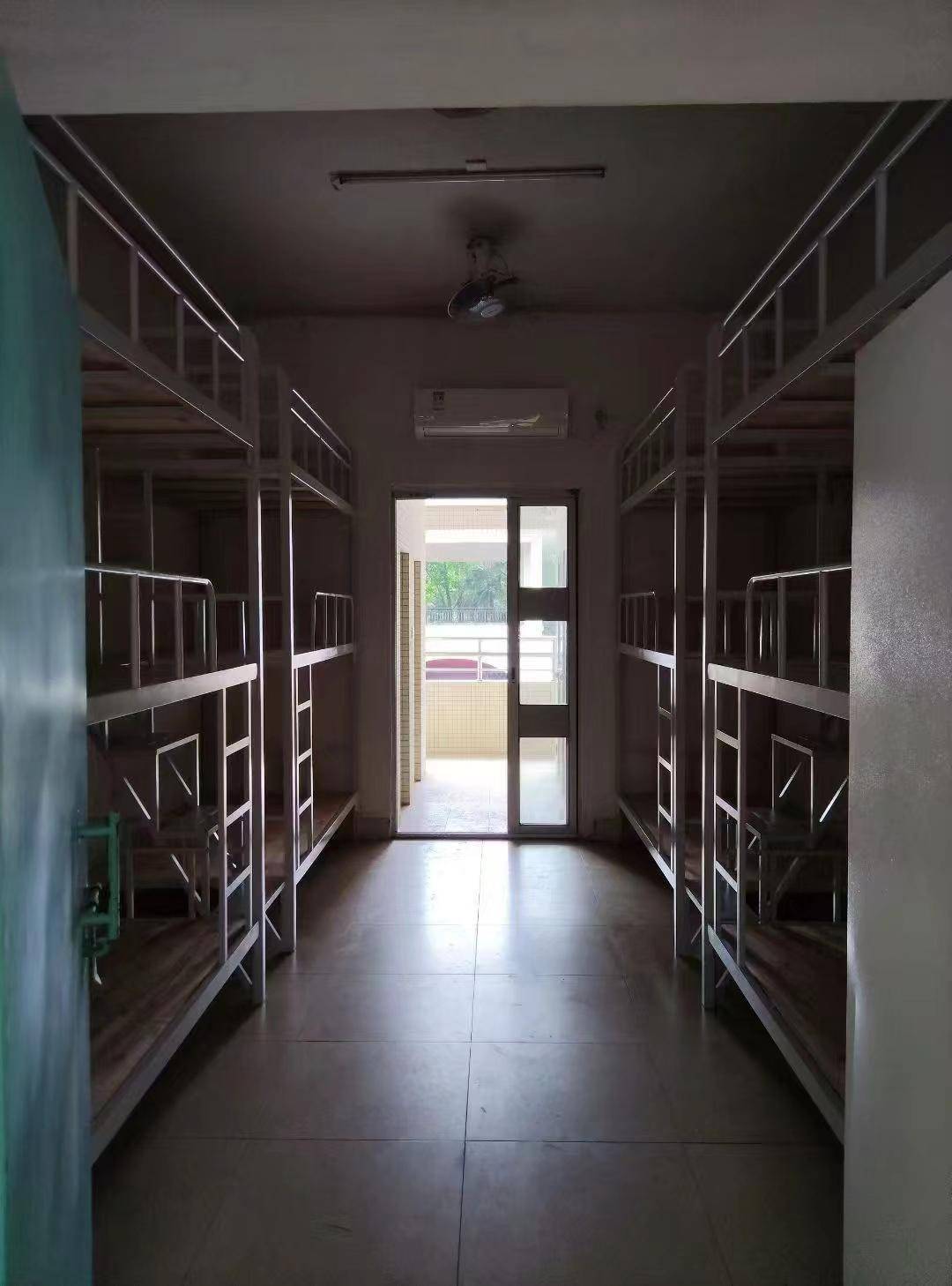 東莞一學校被曝使用三層床，還將茶水間改成宿舍！校方回應