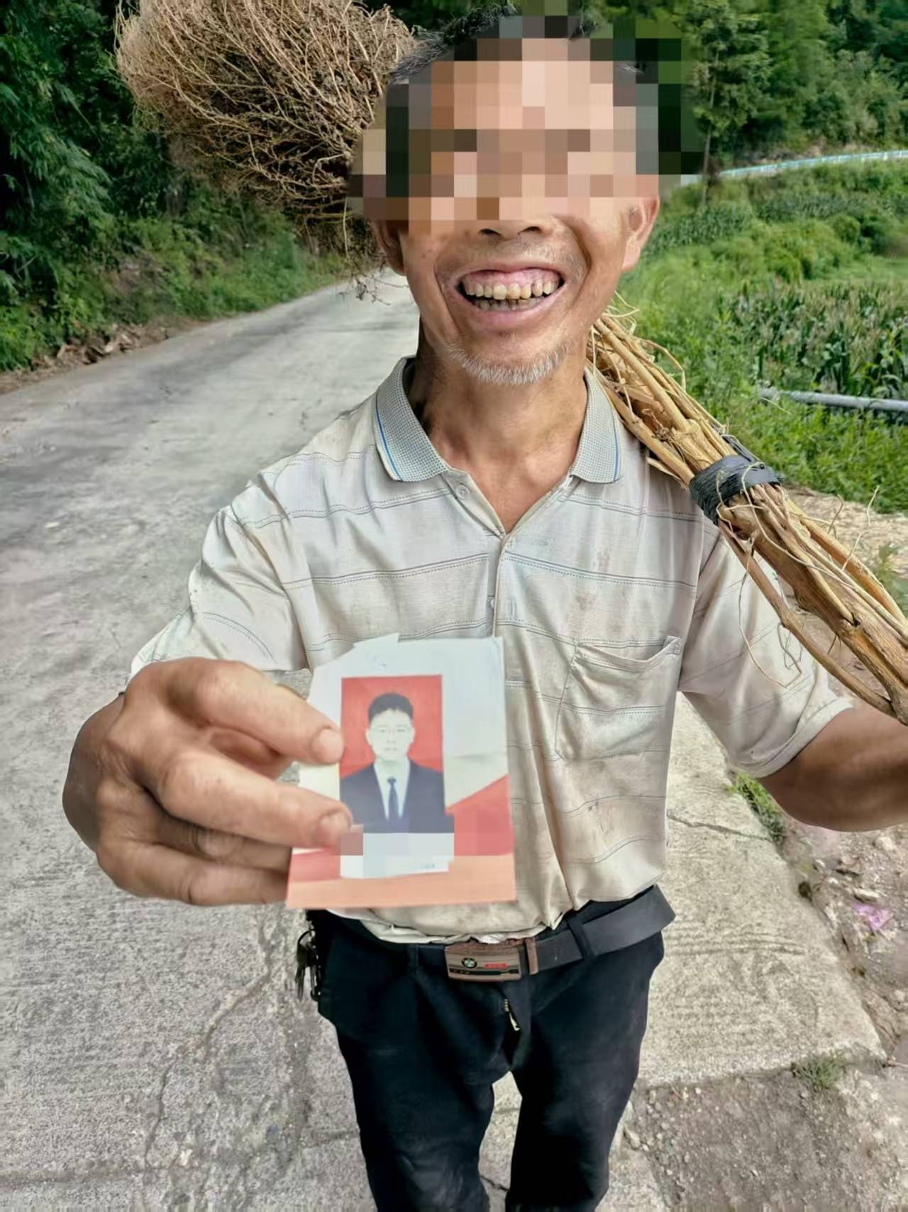 貴州老伯撿到00后村官丟棄舊照，誤以為重要資料懷揣一月等送還，當事人：超感動