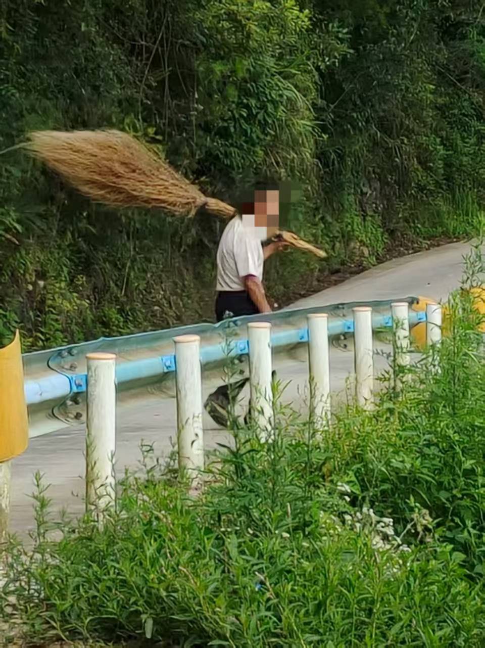 貴州老伯撿到00后村官丟棄舊照，誤以為重要資料懷揣一月等送還，當事人：超感動