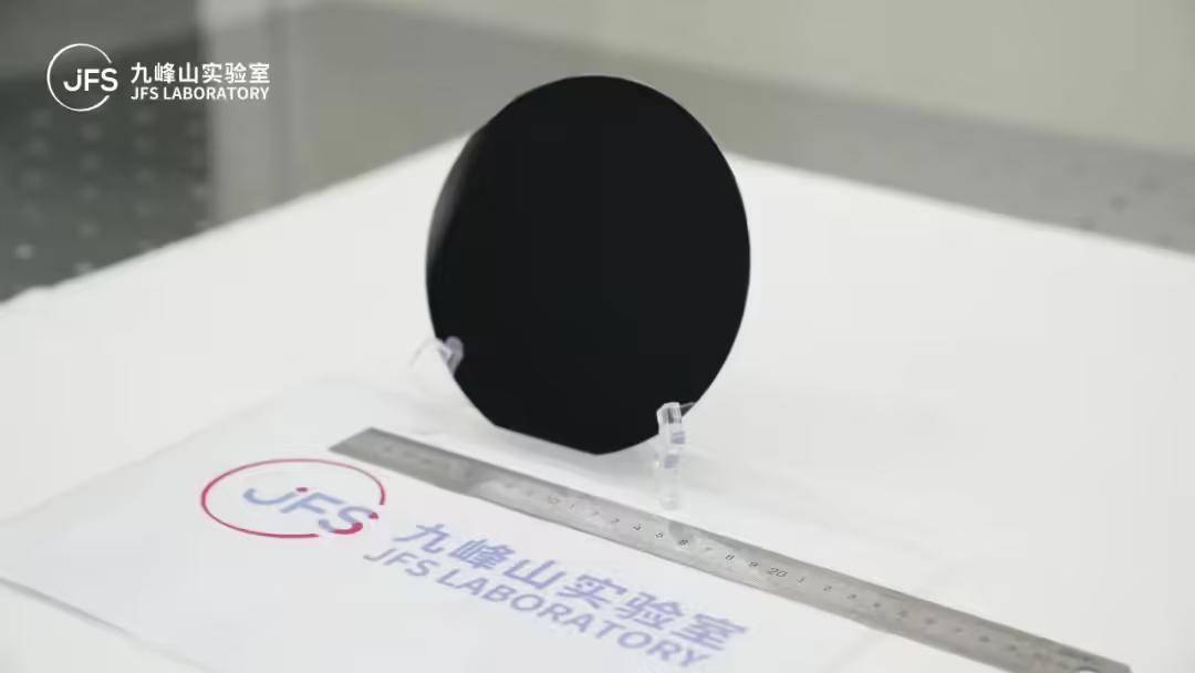 推動國產(chǎn)光芯片成本大降，我國成功開發(fā)6英寸InP激光器與探測器外延工藝！